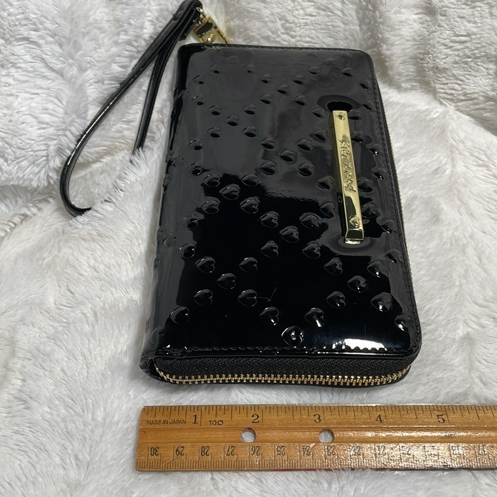 Betsey Johnson Heart Embossed Black Patent Leather Wristlet Wallet - Picture 4 of 14